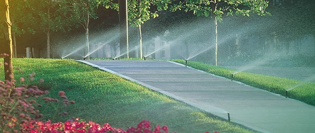 Beregeningssysteem met sproeiers voor het sproeien van het gazon