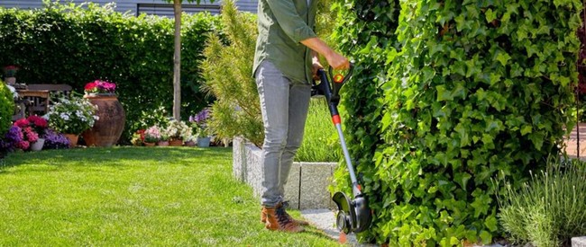 Grasranden bijwerken met grastrimmer voor een strak gazon