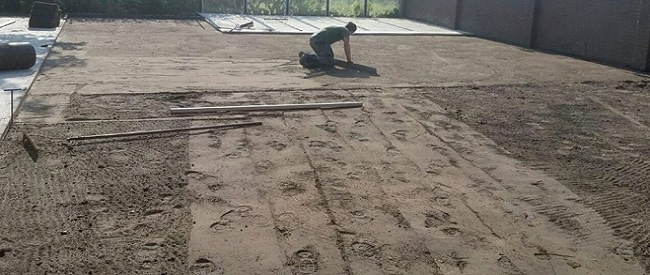 Ondergrond voorbereiden en egaliseren voor het leggen van graszoden